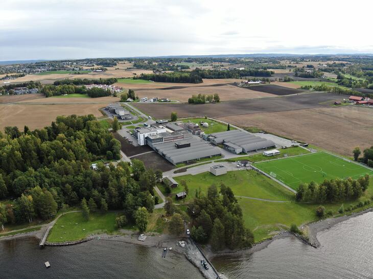 Flyfoto av Hias avløpsrenseanlegg og Hias vannbehandlingsanlegg Sandvika